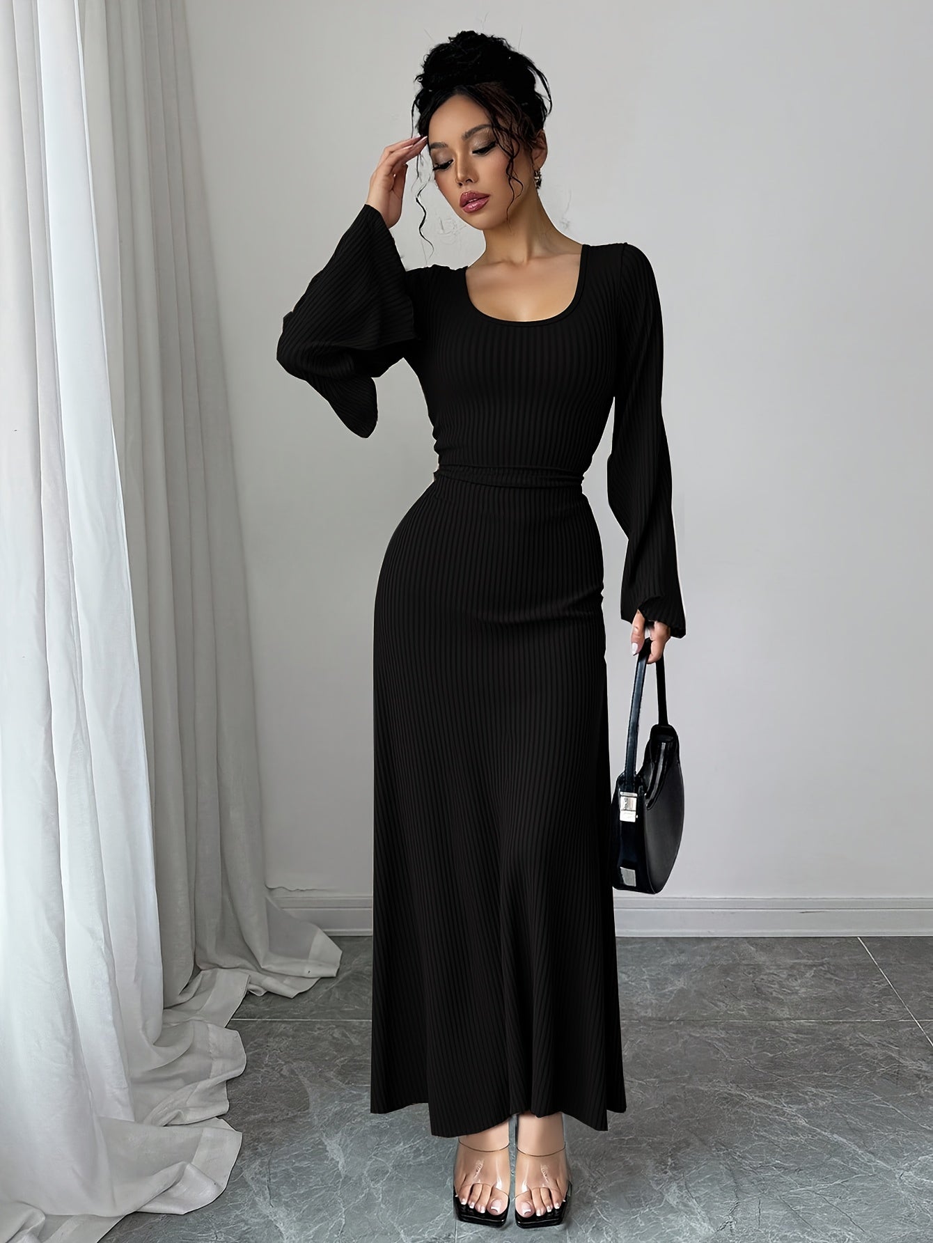 Isabella – Schwarzes Maxikleid mit Glockenärmeln