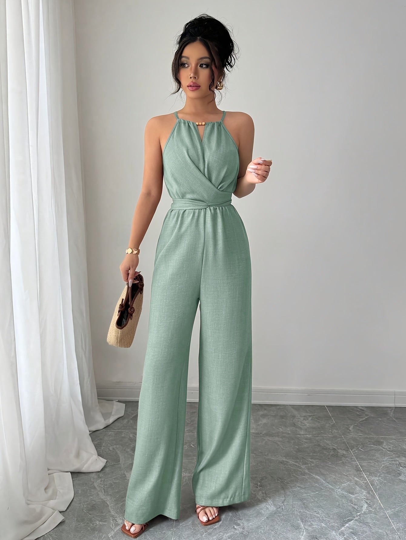 Liora – Plissee Jumpsuit mit Twist-Taille