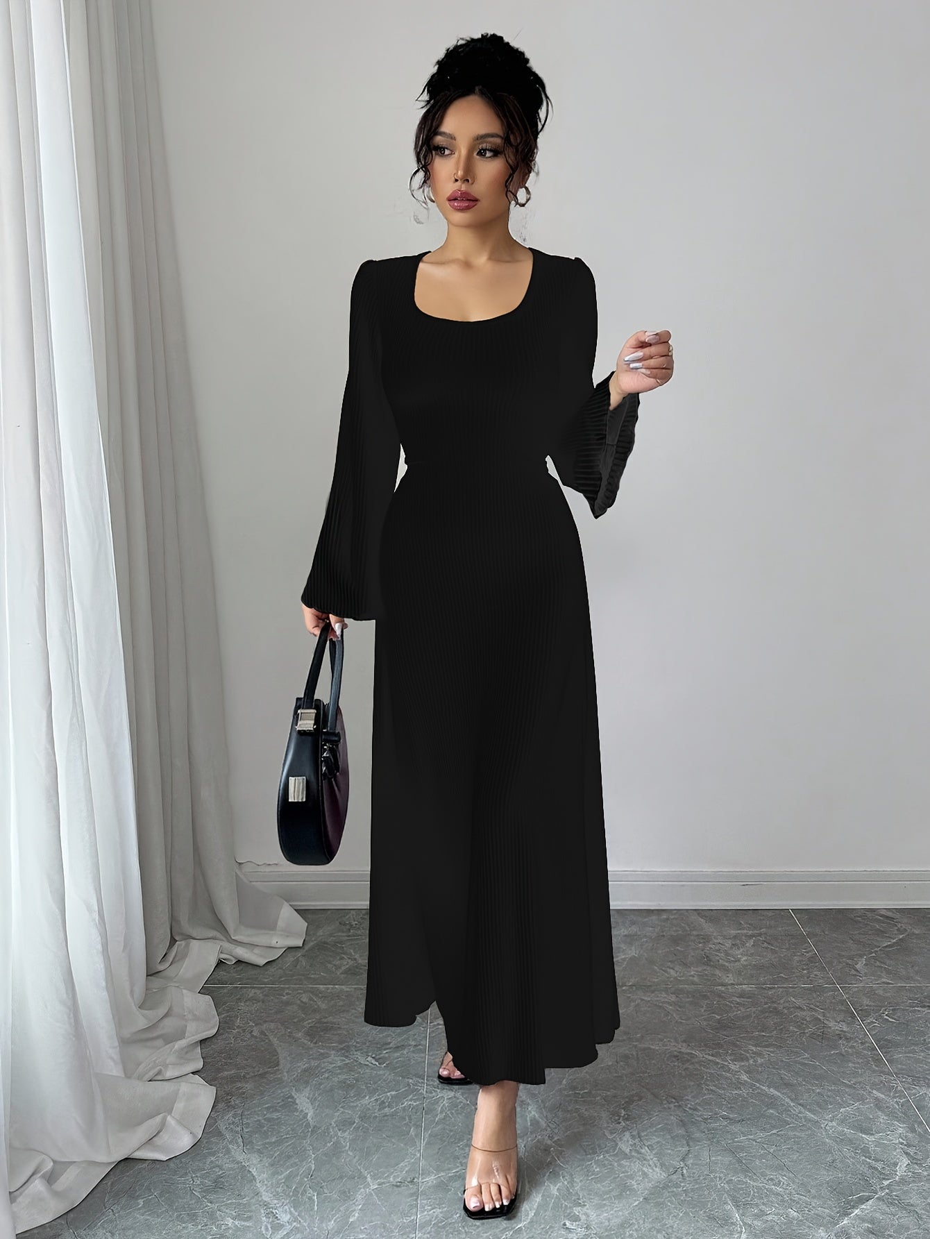 Isabella – Schwarzes Maxikleid mit Glockenärmeln