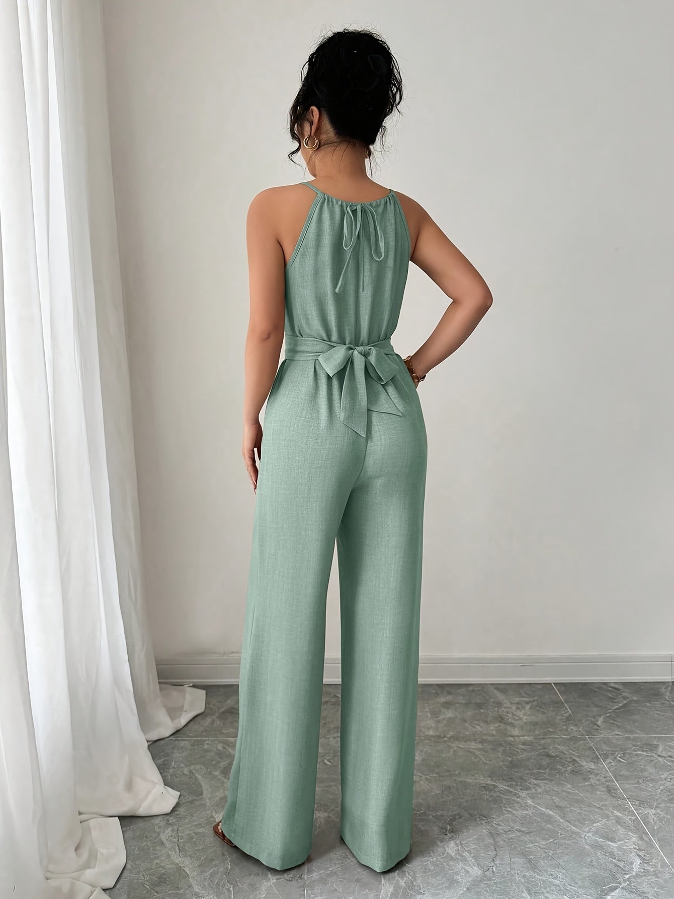 Liora – Plissee Jumpsuit mit Twist-Taille