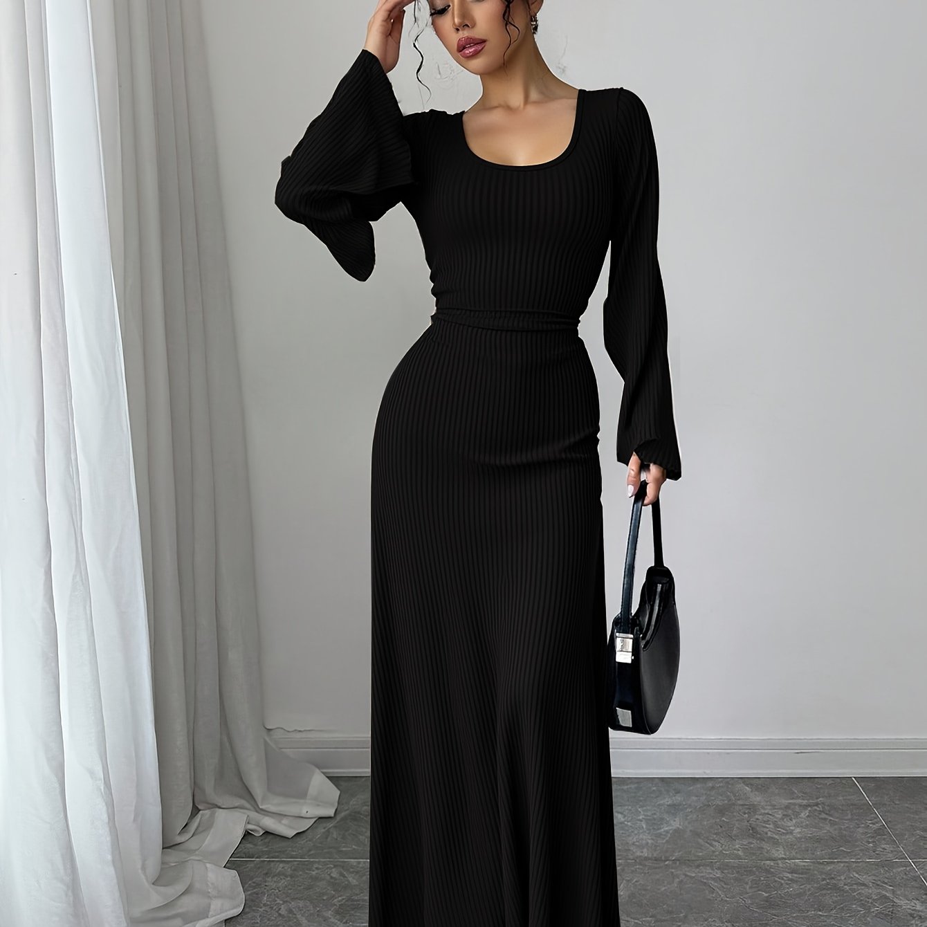 Isabella – Schwarzes Maxikleid mit Glockenärmeln