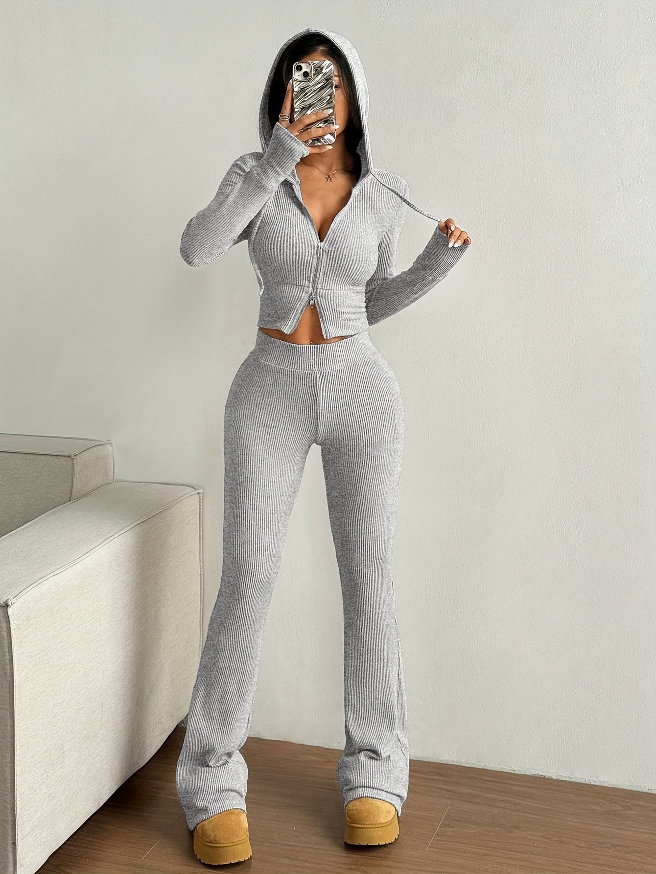 Yudomi – Casual Set mit Hoodie & Schlaghosen in Apricot