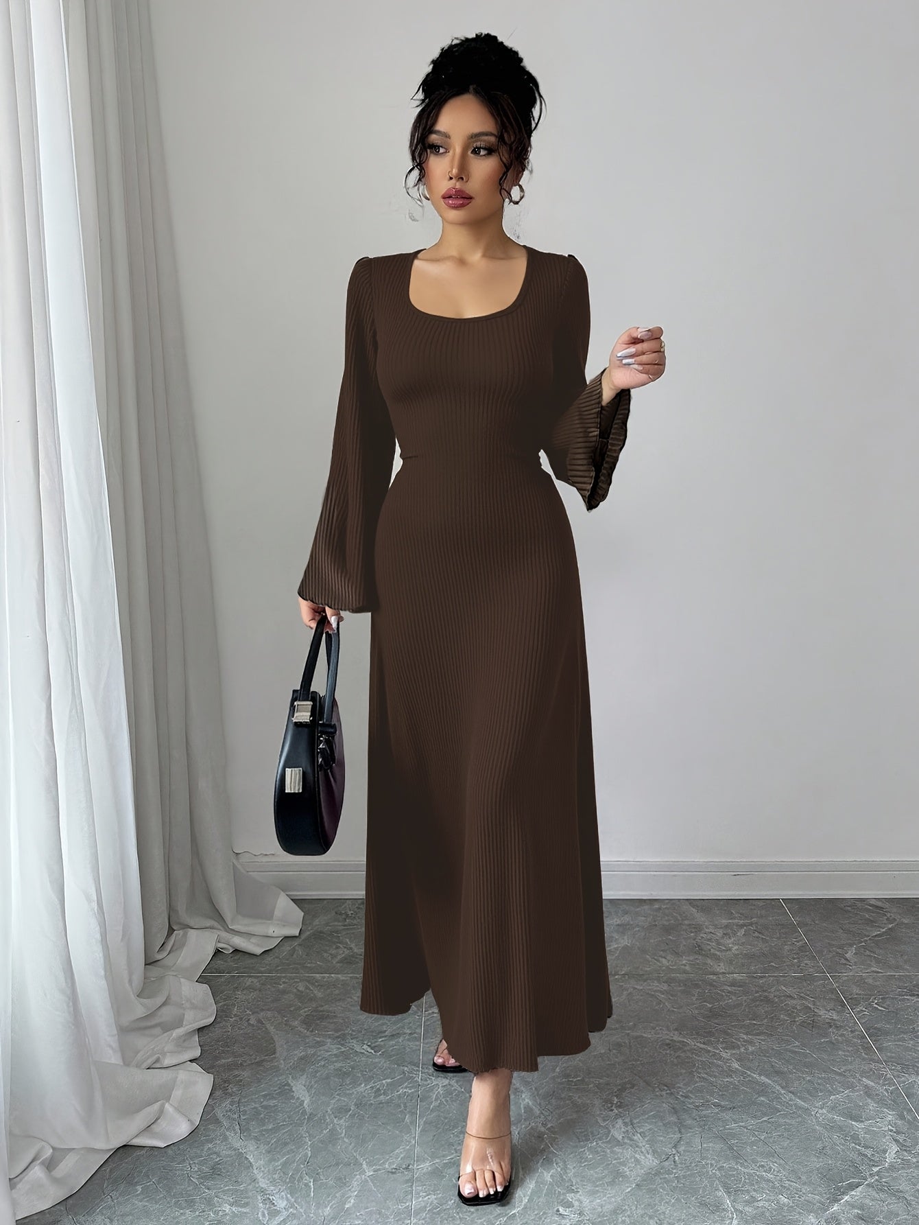 Isabella – Schwarzes Maxikleid mit Glockenärmeln