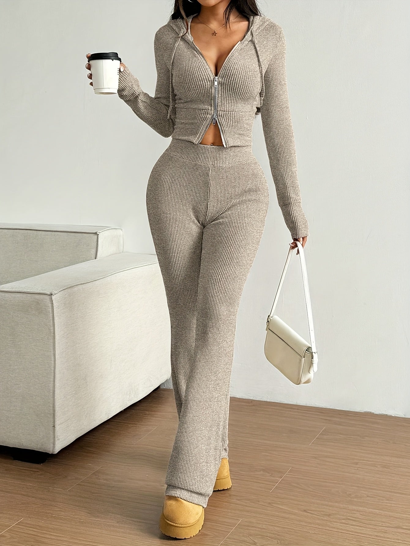 Yudomi – Casual Set mit Hoodie & Schlaghosen in Apricot