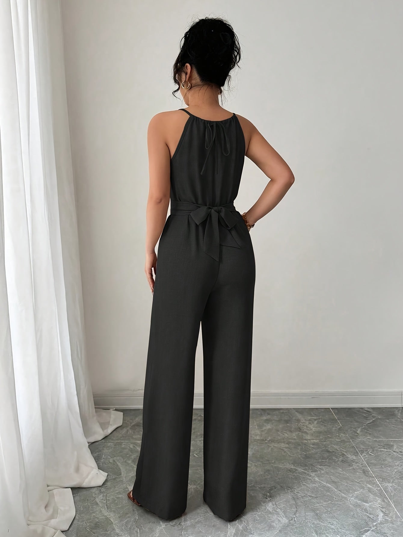 Liora – Plissee Jumpsuit mit Twist-Taille