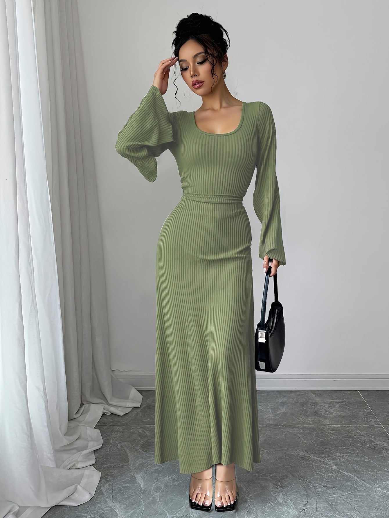Isabella – Schwarzes Maxikleid mit Glockenärmeln